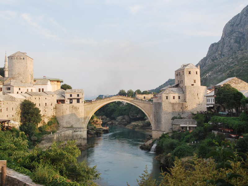 El Puente Viejo (Stari Most) de Mostar, sobre el ro Neretva